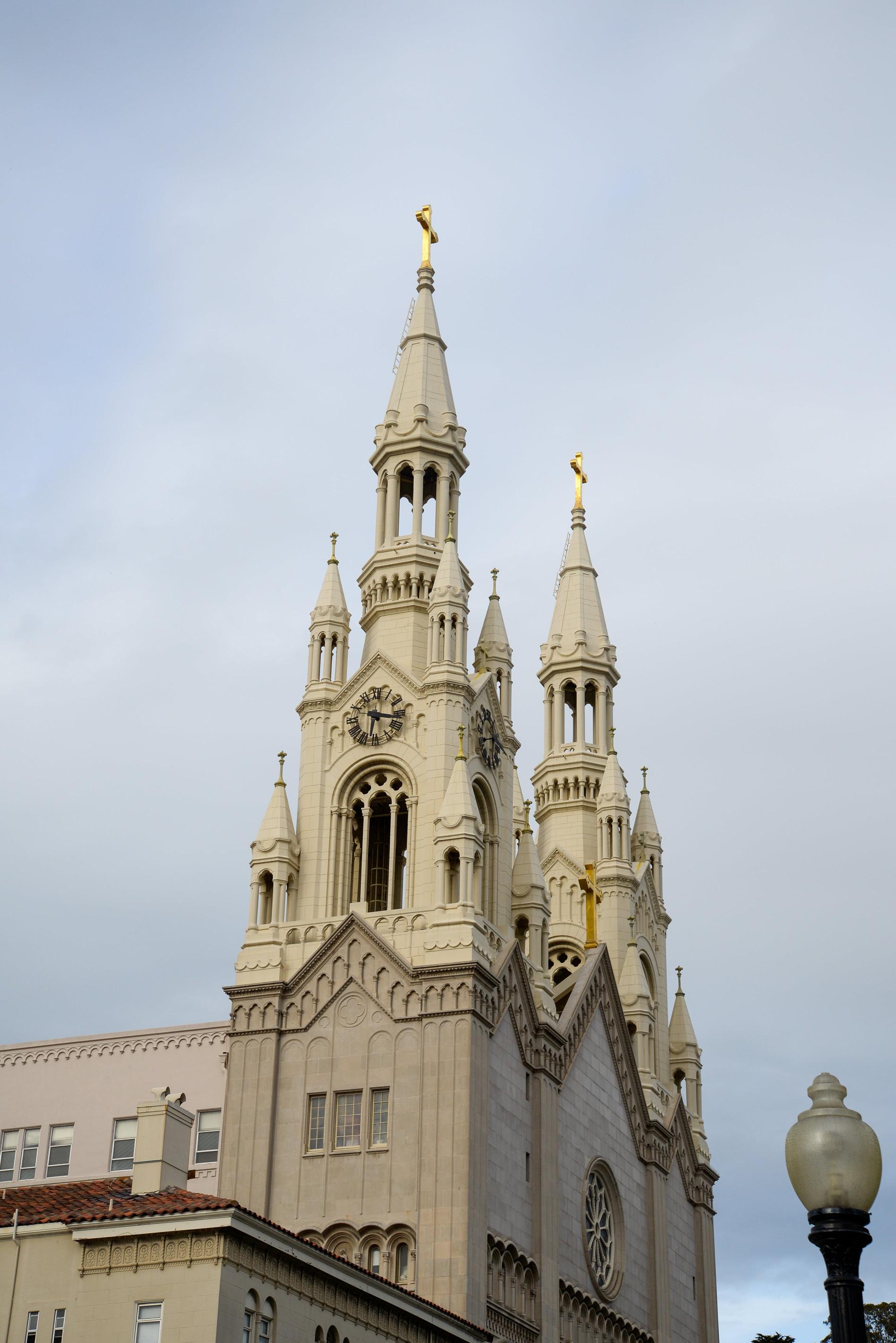 Gotyckie perły legnicy w malarstwie: kościół świętych piotra i pawła na obrazach