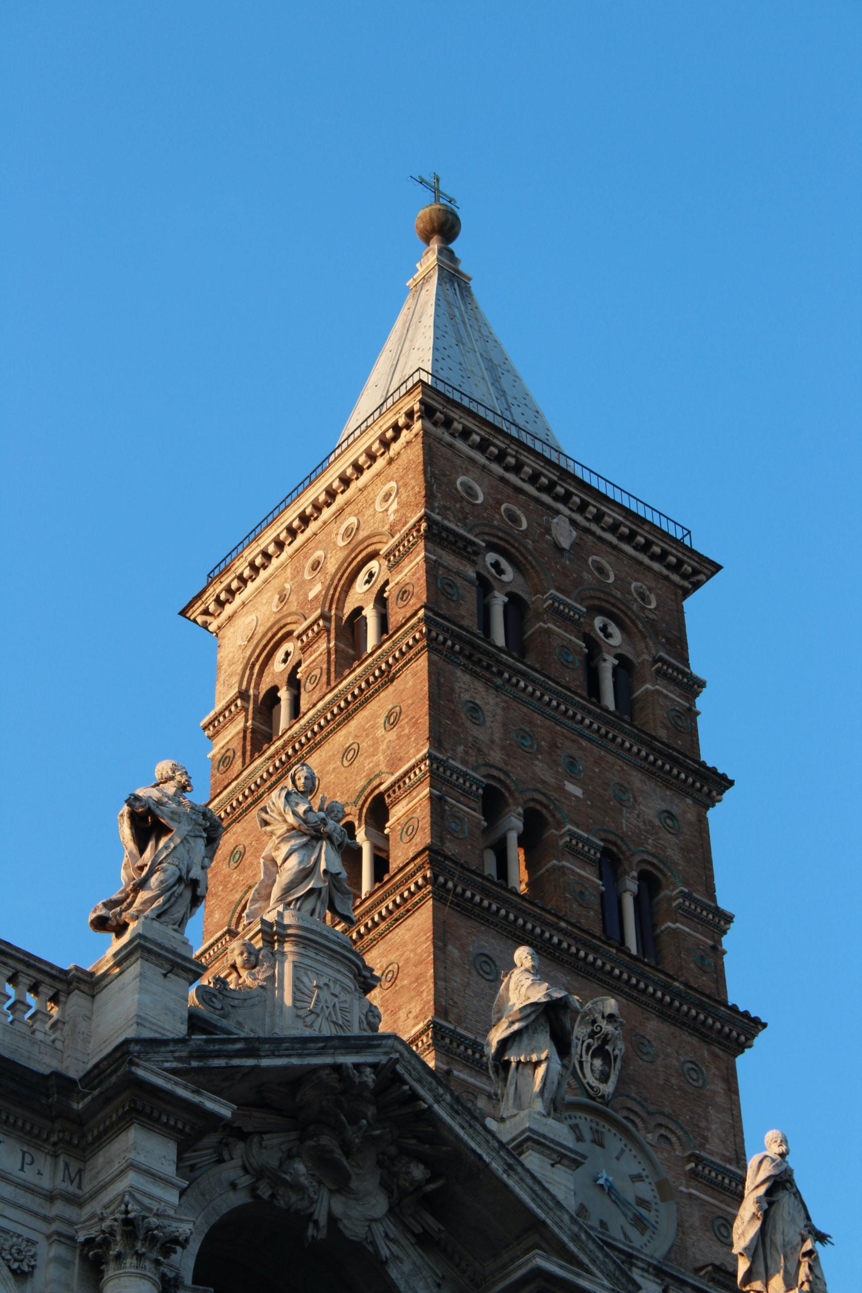 Architektoniczne piękno kościoła świętego krzyża – cechy charakterystyczne i style